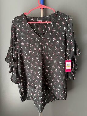 Vince Camuto Black Floral V-Neck Ruffle Sleeve Blouse